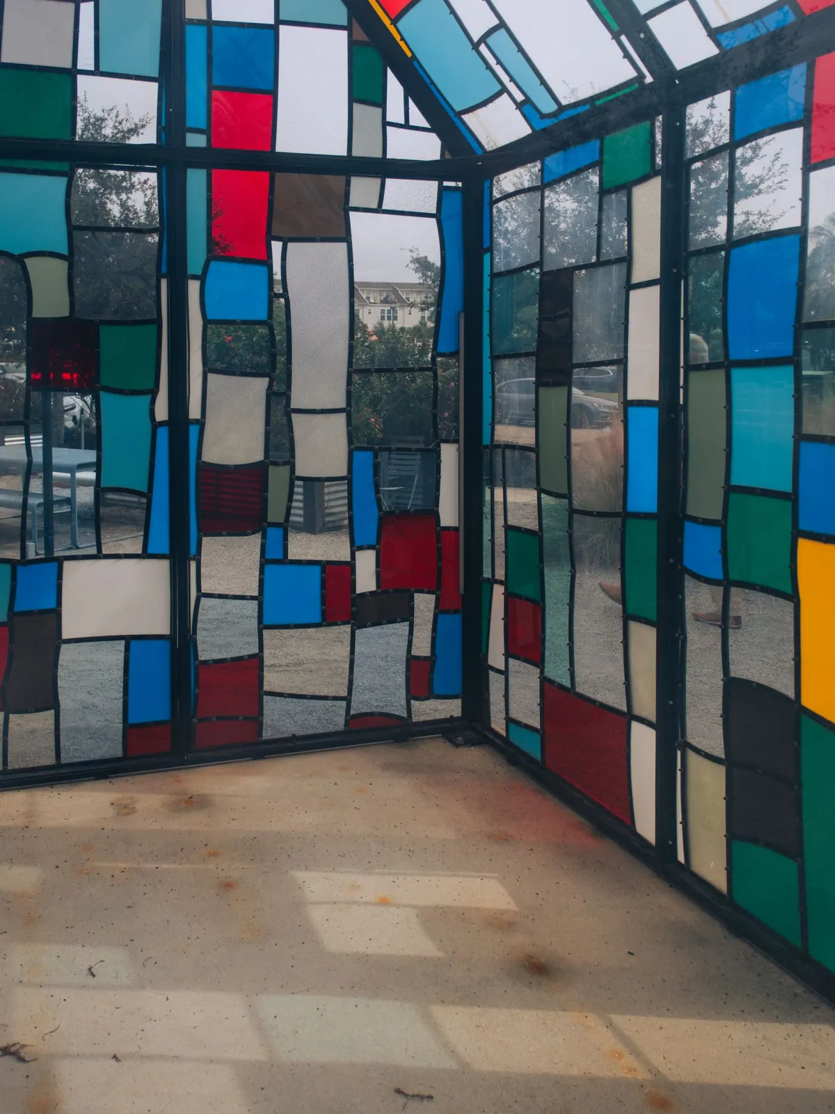 Architecture contemporaine en verre coloré, métaphore des associations multiples du nom Shezan