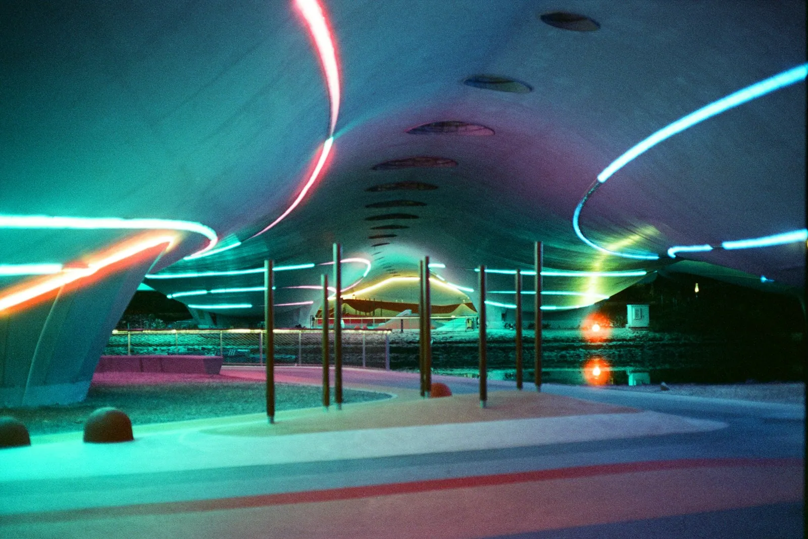 Architecture futuriste aux lignes fluides et aux lumières colorées, utilisée comme image d’ambiance pour shezan.be